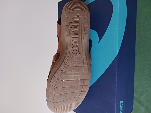 Earth Origins sandals - Picture 3 of 3